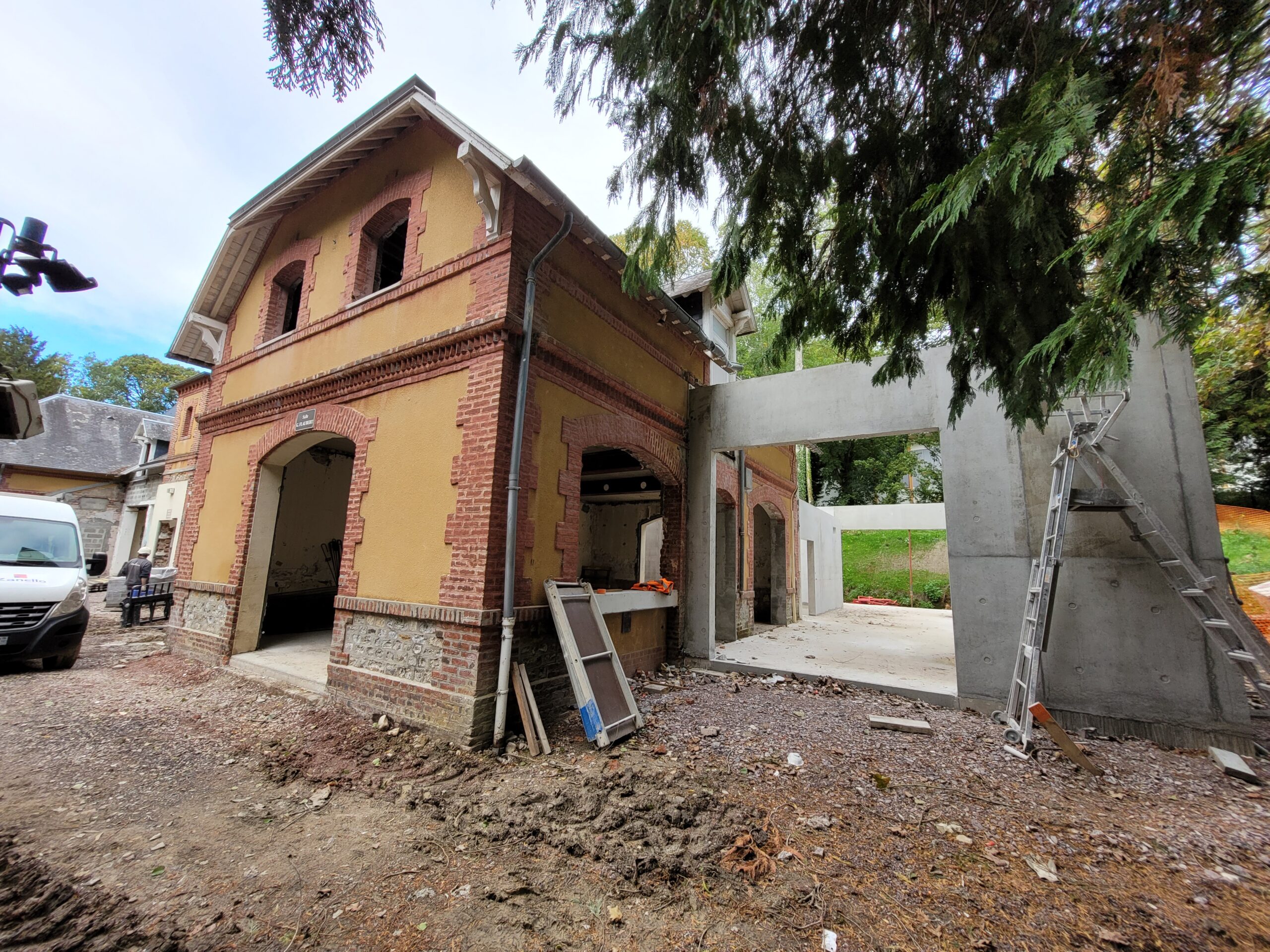 A l'extrémité du bâtiment, l'ancienne salle Flaubert
