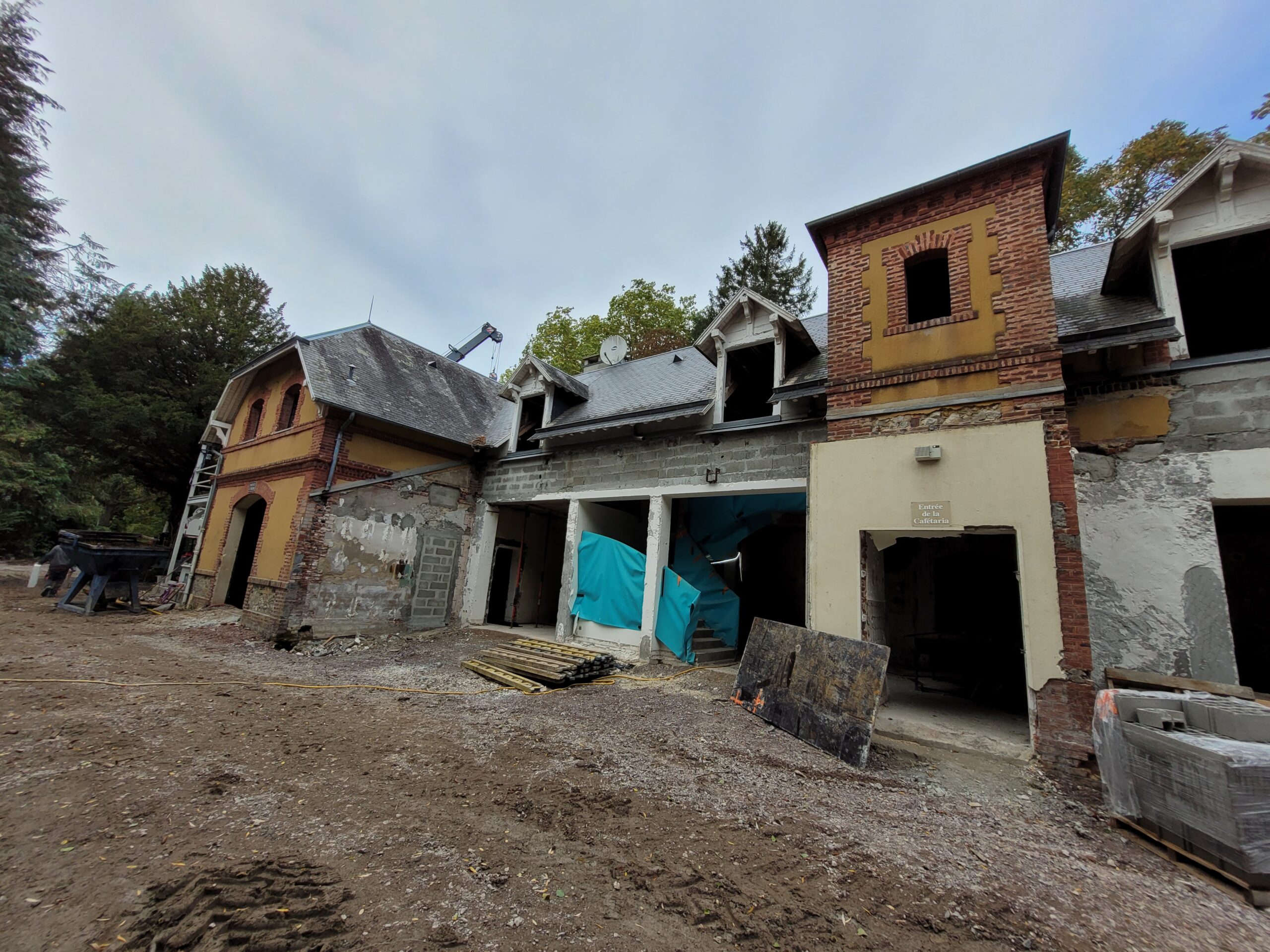 Sur la droite, l'ancienne entrée du bâtiment Rencontres
